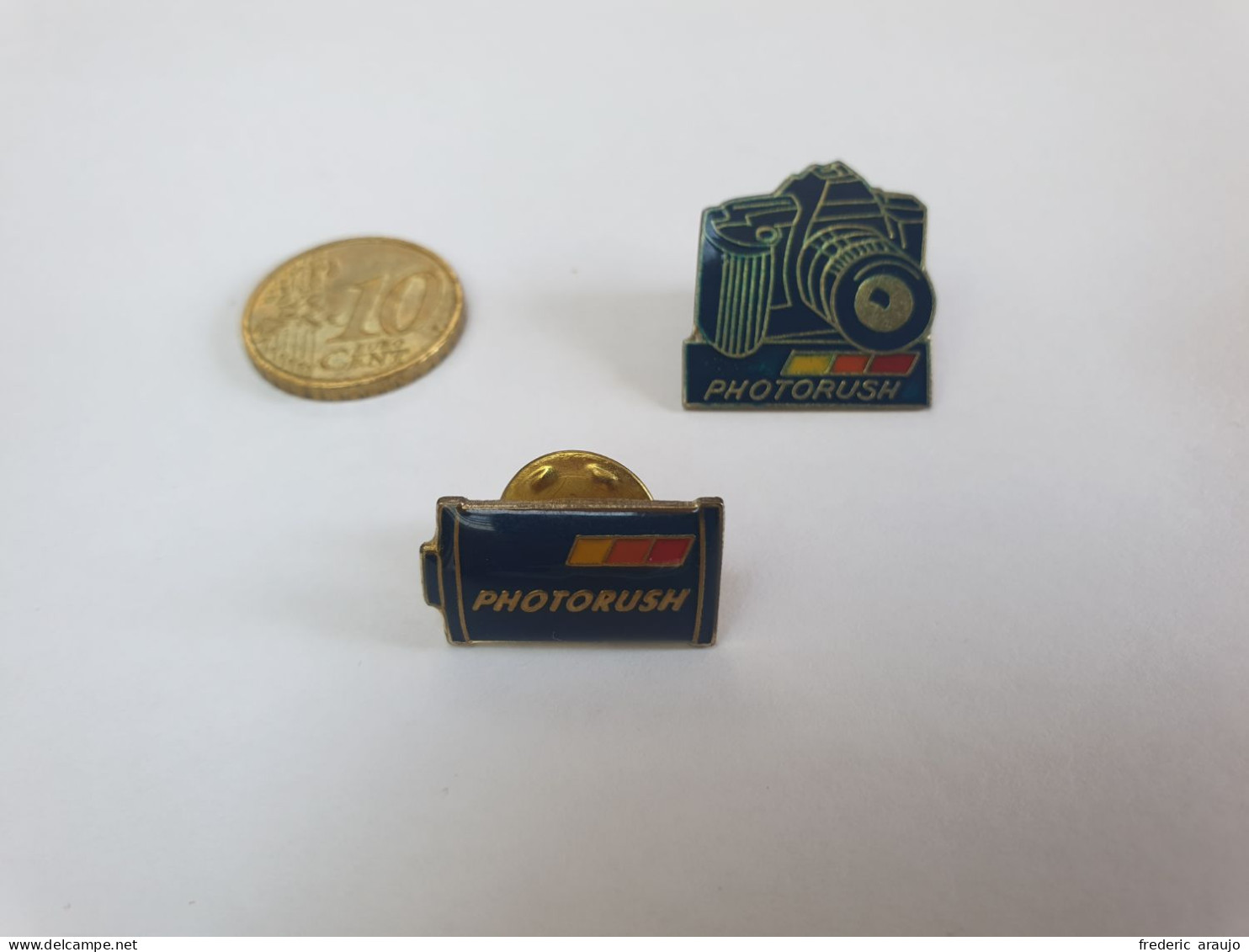 Lot De 2 Pin's Matériel Photographique (appareil Photo Et Pellicule) - Photographie