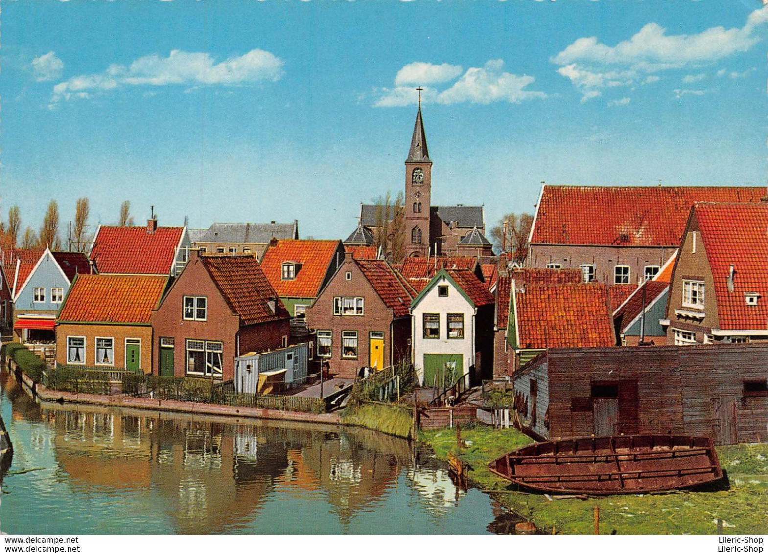 Pays-Bas > Noord-Holland > Volendam ▬ Uitzicht Op Het Dorp Met De Kerk - Volendam