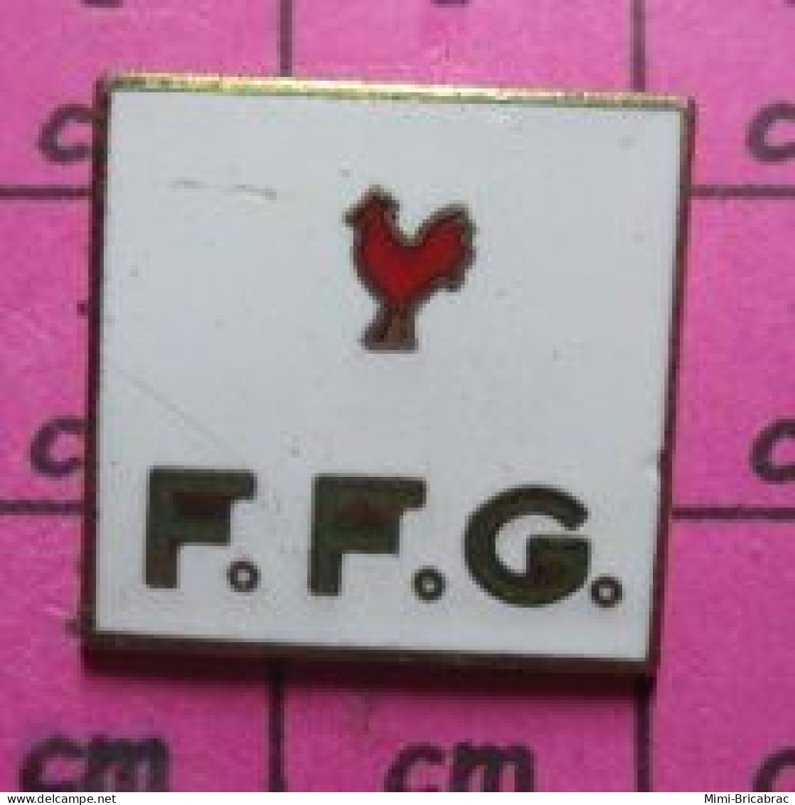 1619  Pin's Pins / Belle Qualité Et Rare / SPORTS / PETIT COQ ROUGE FFG FEDERATION FRANCAISE DE G?????? - Gymnastique