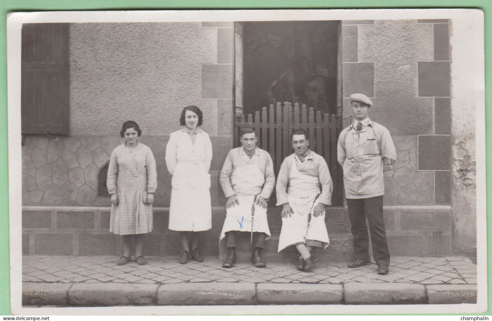 Groupe De Personnes Devant Une Boucherie à Bazoches - Carte Photo - Commerce - Bazoches