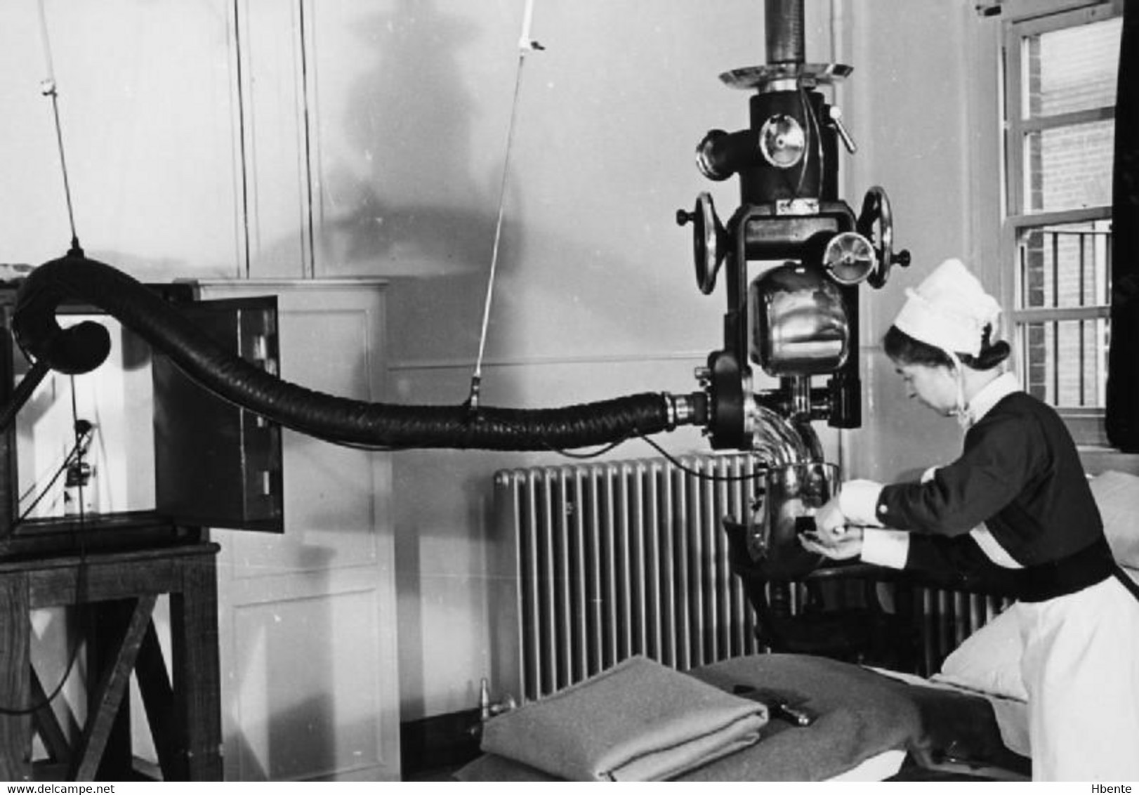 Traitement Au Radium Hôpital Londres Radium Treatment London Hospital 1940 - (Photo) - Métiers