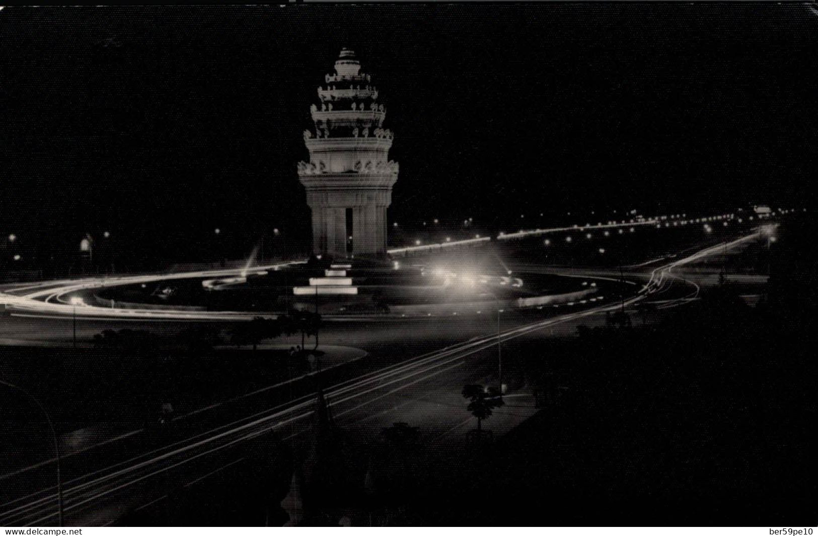 CAMBODGE PHNOM-PENH MONUMENT DE L'INDEPENDANT ILLUMINE - Cambodge