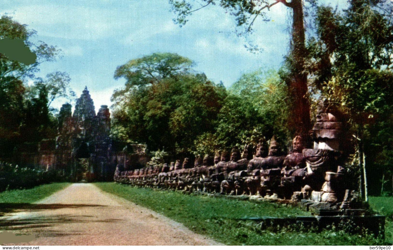 CAMBODGE ANGKOR WAT. CAUSEWAY TO THE GATE OF VITORY CAMBODIA - Cambodge