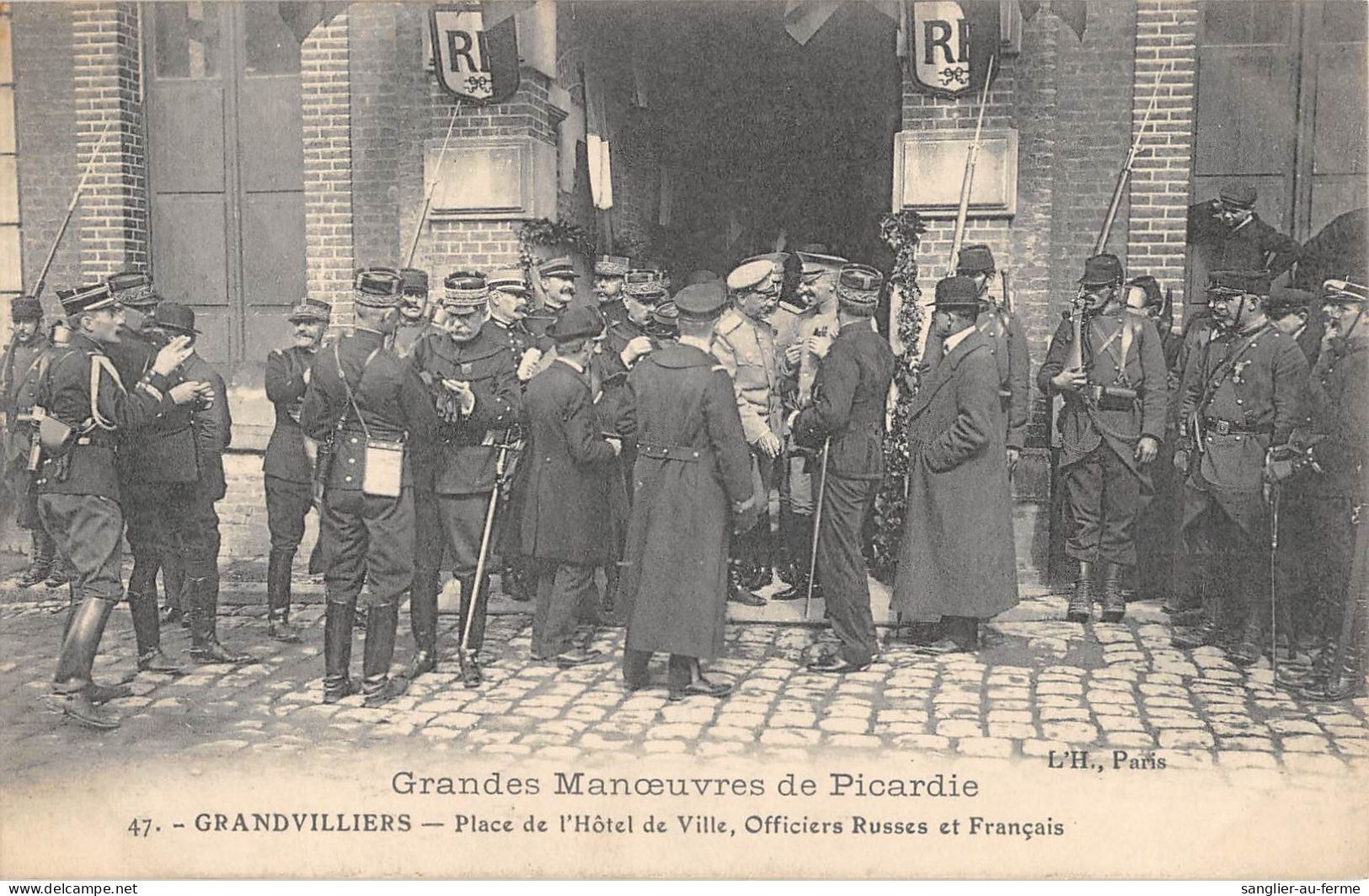 CPA 60 GRANDVILLIERS / PLACE DE L'HOTEL DE VILLE / OFFICIERS RUSSES ET FRANCAIS - Altri & Non Classificati