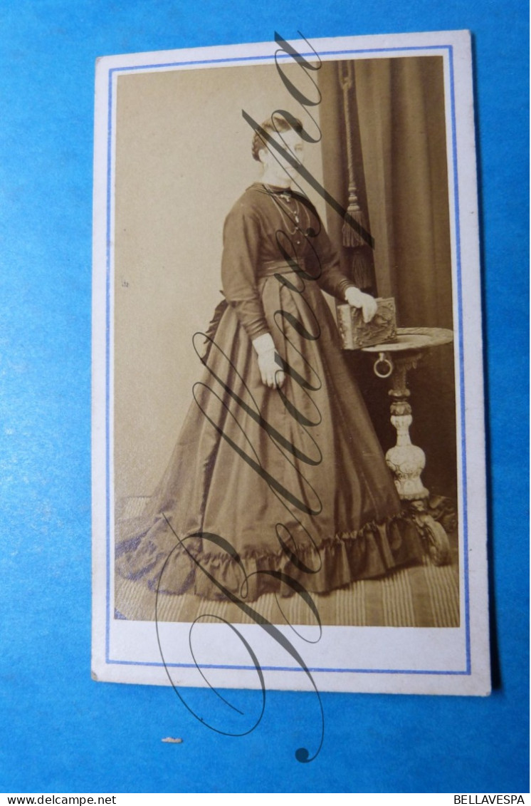 C.D.V. -Photo-Carte De Visite Studio Foto Atelier - Ancianas (antes De 1900)