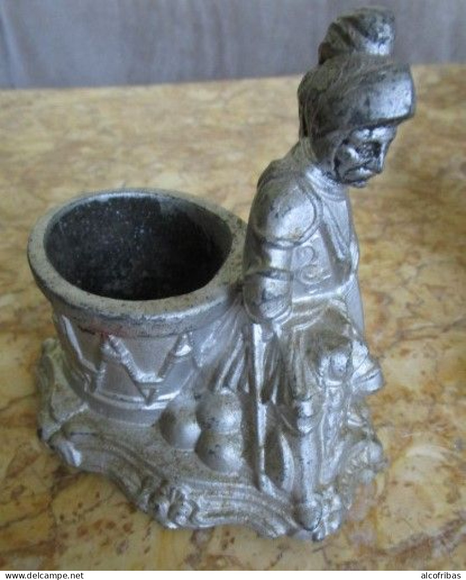 ANCIEN PYROGENE - GRATTOIR A ALLUMETTES - PORCELAINE - DUBONNET VIN AU  QUINQUINA - HAUTEUR 8 CM - BASE 10 CM.