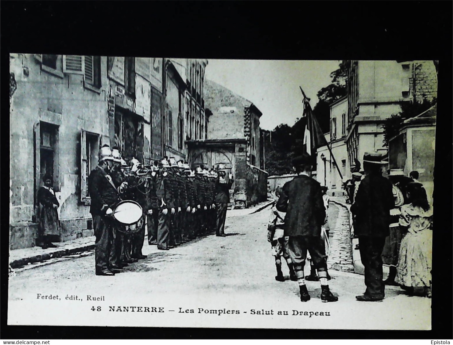 ► Cpa NANTERRE Les Pompiers Salut Au Drapeau - FRANCE - Sapeurs-Pompiers