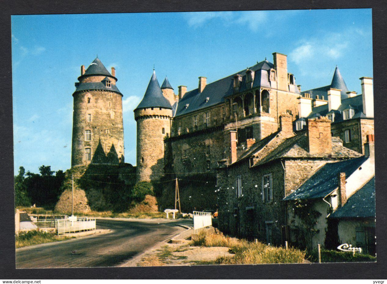 CHATEAUGIRON (35 I-&-V.) Le Château Et Son Donjon Domine Le Paysage De Très Haut ( Cim, Combier N° E 35.069 00.0.0378) - Châteaugiron