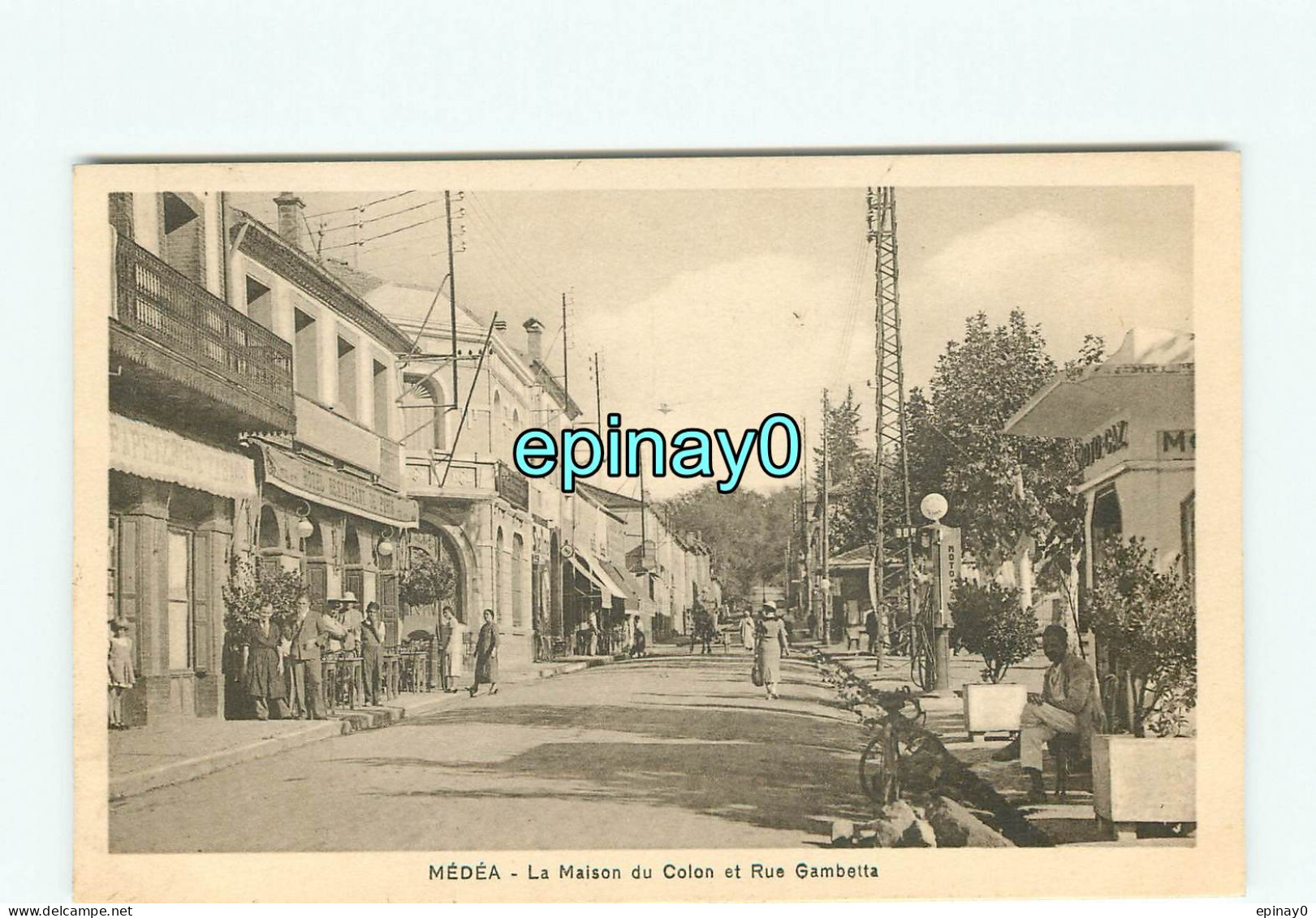 B - ALGERIE - MEDEA - La Maison Du Colon Et Rue Gambetta - Pompe à éssence Moto - Medea