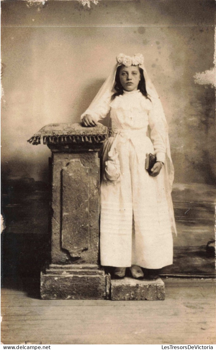 CARTE PHOTO - Première Communion D'une Petite Fille - Bible - Carte Postale Ancienne - Photographs