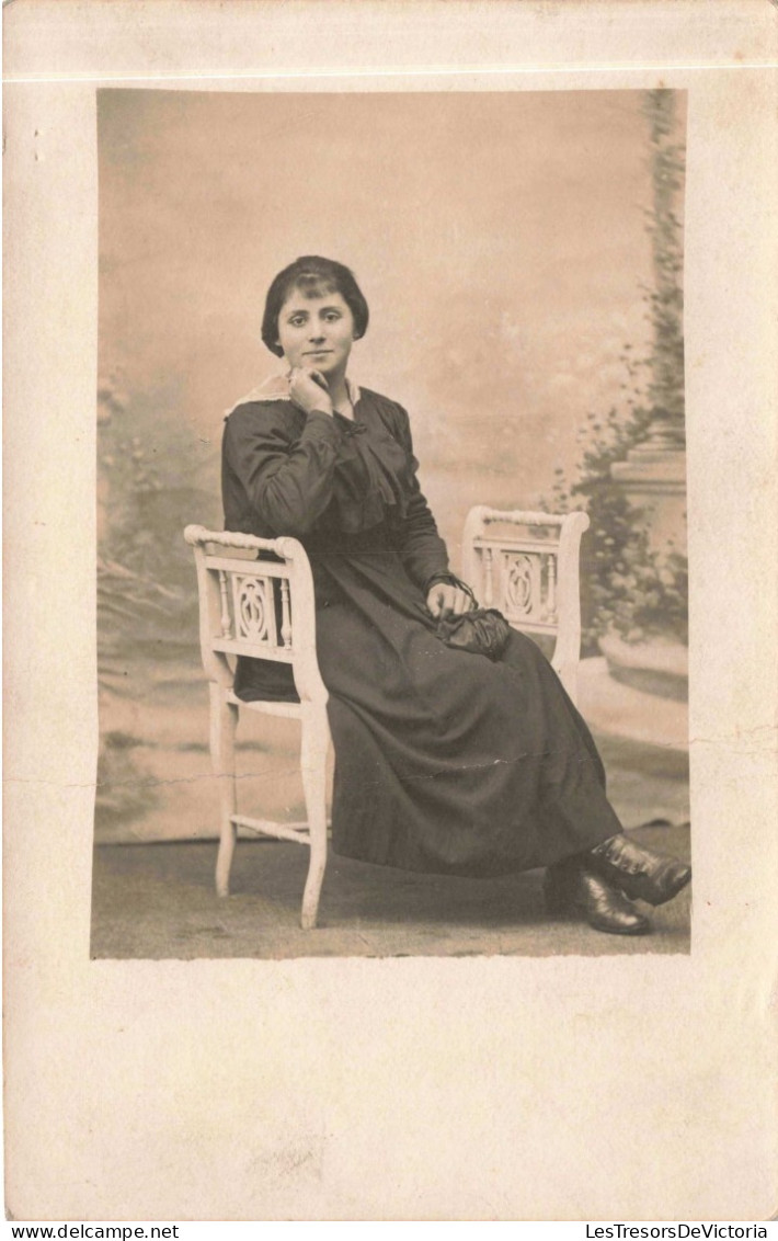CARTE PHOTO - Femme Assise Sur Un Banc Et Accoudée - Carte Postale Ancienne - Photographs