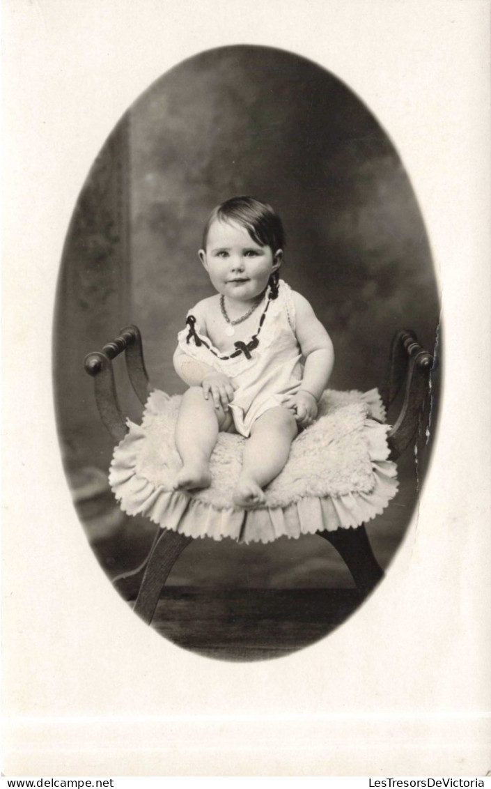 CARTE PHOTO - Médaillon - Bébé Assis Sur Une Chaise - Carte Postale Ancienne - Baby's