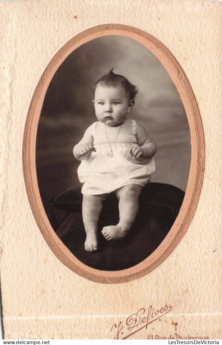 CARTE PHOTO - Médaillon - Bébé Assis Sur Une Chaise - J Defives - Carte Postale Ancienne - Babies