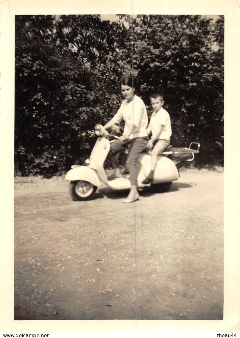 ¤¤   -  Cliché D'une Femme Et D'un Enfant Sur Un SCOOTER , Velomoteur   -  " VESPA " ??  -  Voir Description   -  ¤¤ - Motos