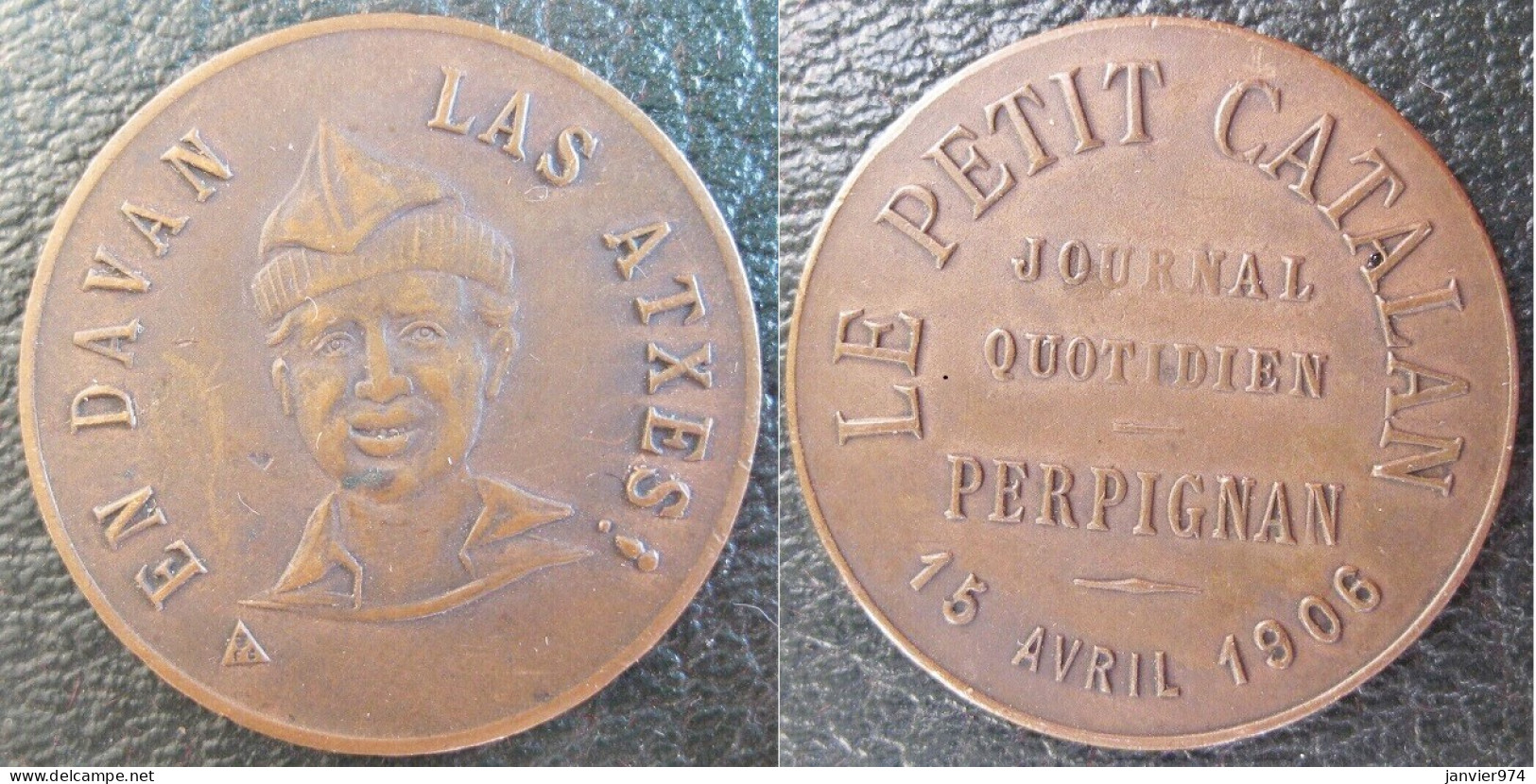 Médaille En Cuivre Le Petit Catalan, Journal Quotidien Perpignan 1906 . EN DAVAN LAS ATXES - Professionnels / De Société