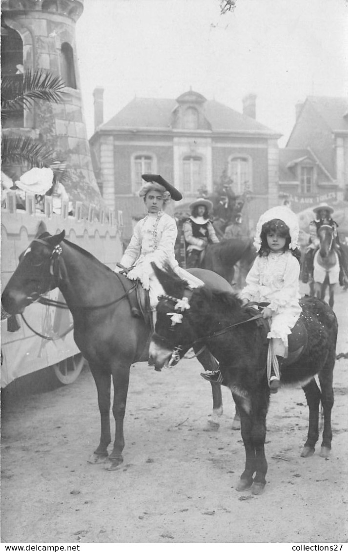 27-BEAUMONT-LE-ROGER- CARTE-PHOTO- CAVALCADE 1900 -  DEVANT LA HALL AUX TOILES - Beaumont-le-Roger