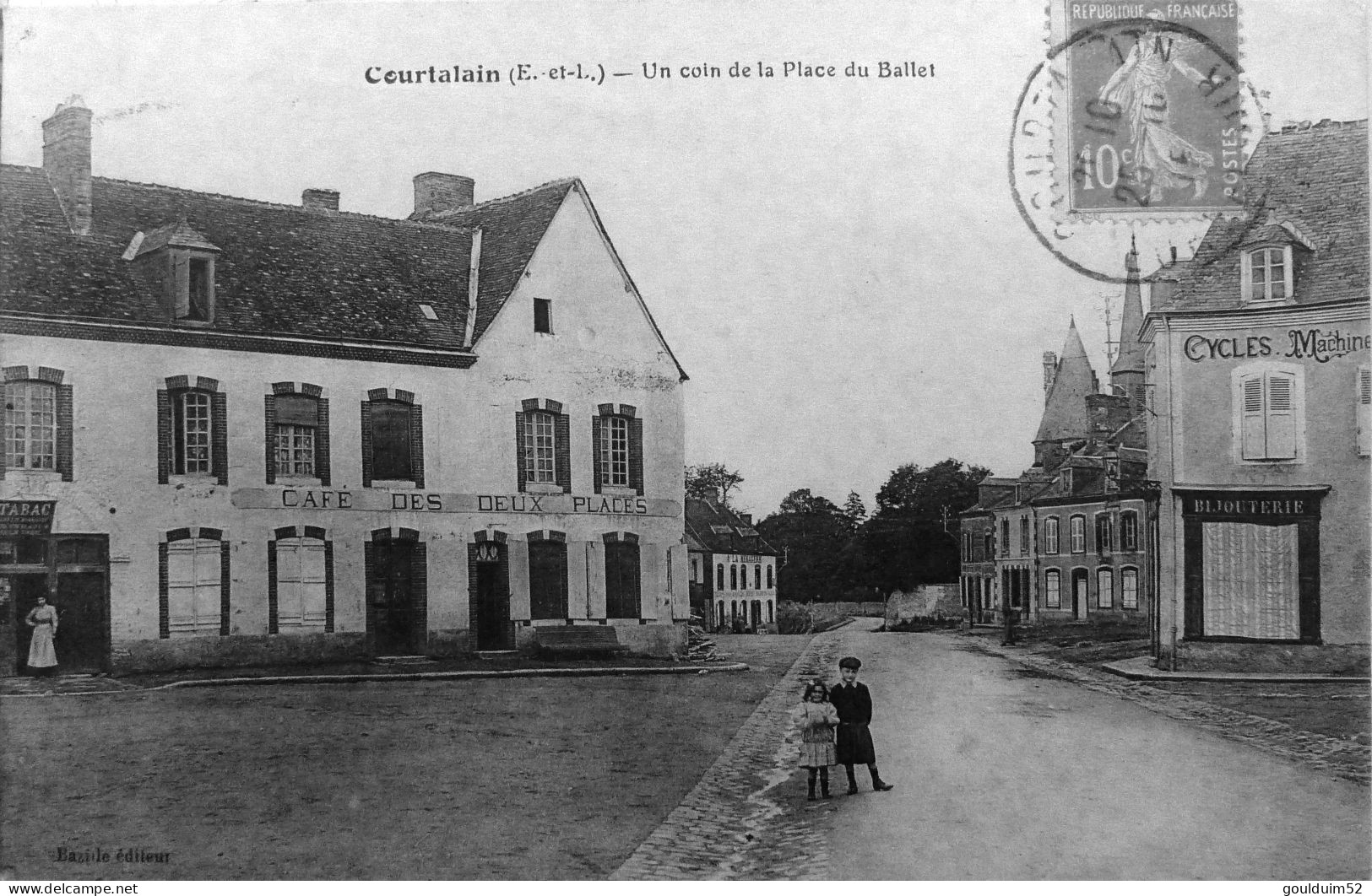 Un Coin De La Place Du Ballet - Courtalain