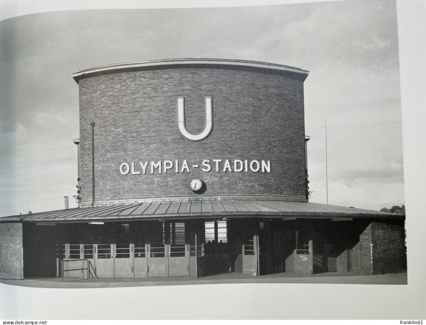 Olympiastadion Berlin : Steine beginnen zu reden = Olympia stadium.