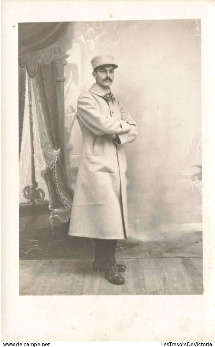 CPA - Militaria - Militaire Ne Manteau Prenant Une Photo - Moustache  - Carte Postale Ancienne - Personajes