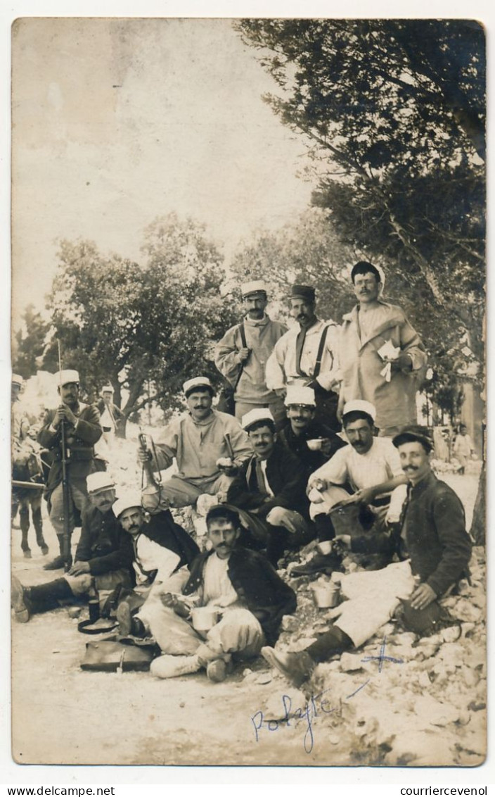 CPA Photo - Groupe De Militaires, Au Repos. Depuis Cassis (B Du R) 1910 - Personajes