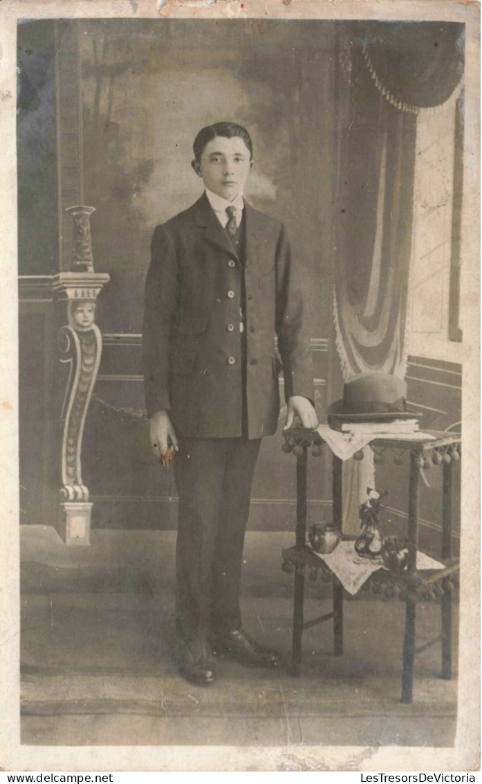 Carte Photo - Photographie - Portrait D'un Jeune Homme Dans Son Salon - Chapeau - Carte Postale Ancienne - Fotografia