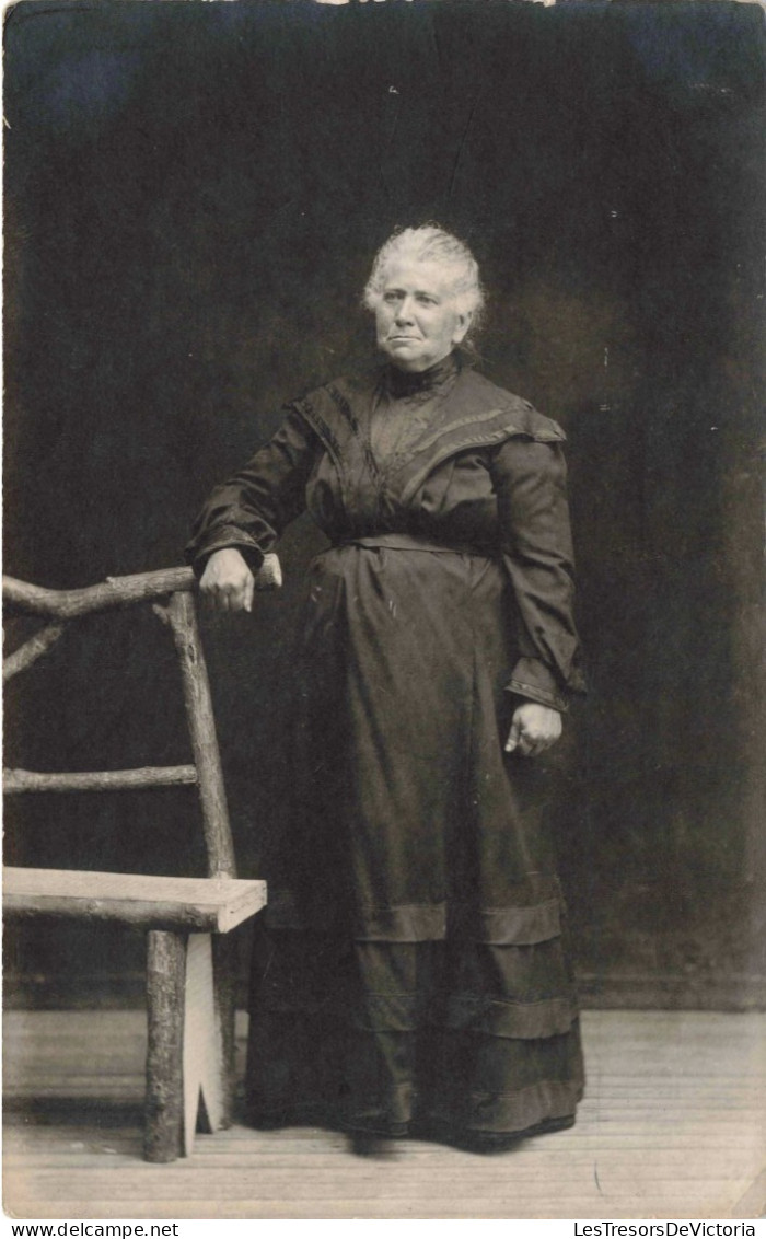 Carte Photo - Photographie - Portrait D'une Femme D'âge Mûr Dans Une Robe Noire - Banc En Bois - Carte Postale Ancienne - Fotografia