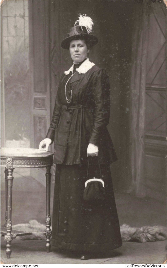 Carte Photo - Photographie - Portrait D'une Femme Dans Une Robe Noire - Chapeau à Plumes - Carte Postale Ancienne - Fotografia