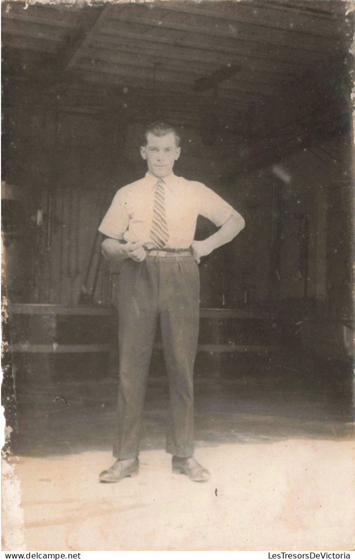 Carte Photo - Photographie - Homme Portant Une Cravate Dans Un Atelier - Carte Postale Ancienne - Fotografia