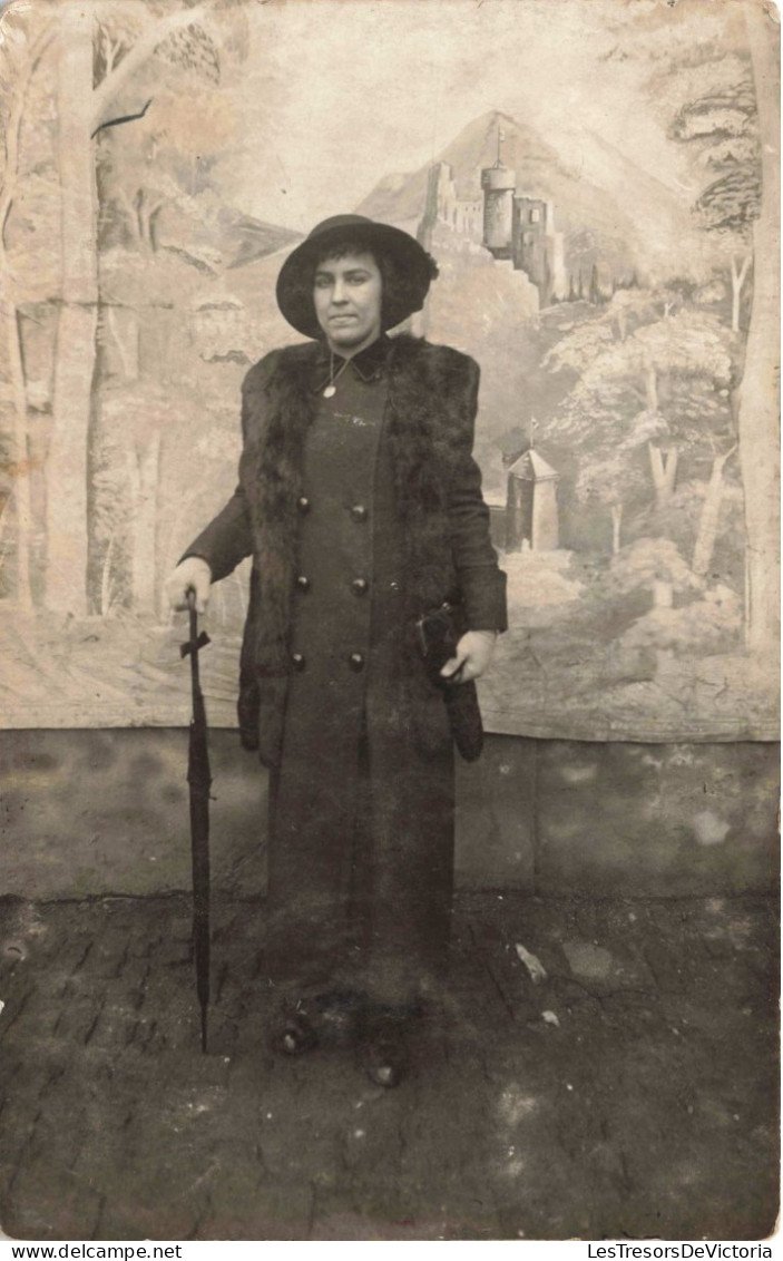 Carte Photo - Photo D'une Femme Portant Un Gilet En Fourrure Noire - Parapluie Noir - Chapeau - Carte Postale Ancienne - Fotografia