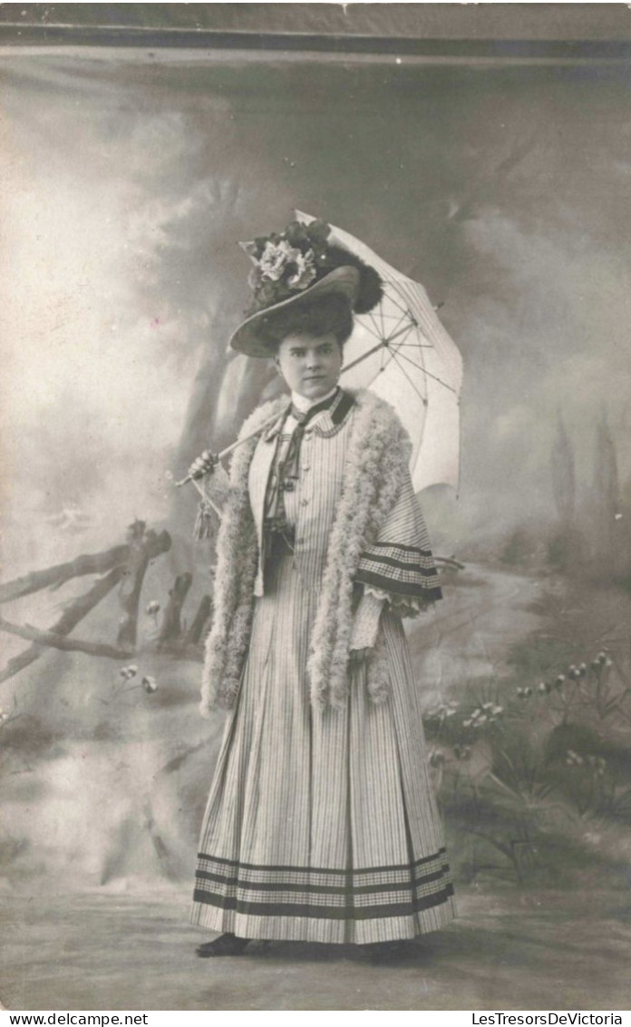 Carte Photo - Photo D'une Femme Portant Une Ombrelle - Chapeau à Fleurs - Carte Postale Ancienne - Fotografia