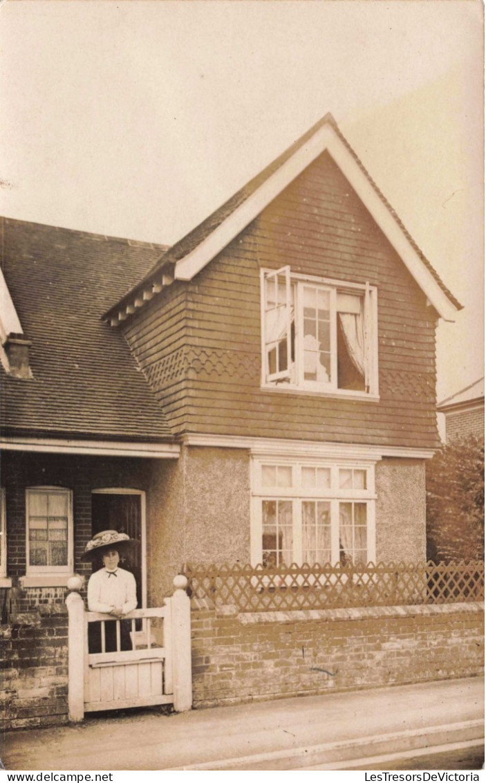 Carte Photo - Femme Posant Devant Sa Maison - Cours - Chapeau - Carte Postale Ancienne - Fotografia