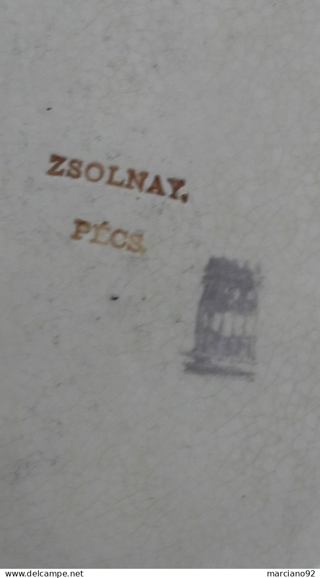 très rare et ancien plat du 19 ème siècle ZSOLNAY , Pècs Hongrie  , petit èclat sur le bord a rèstaurer , 32 cm