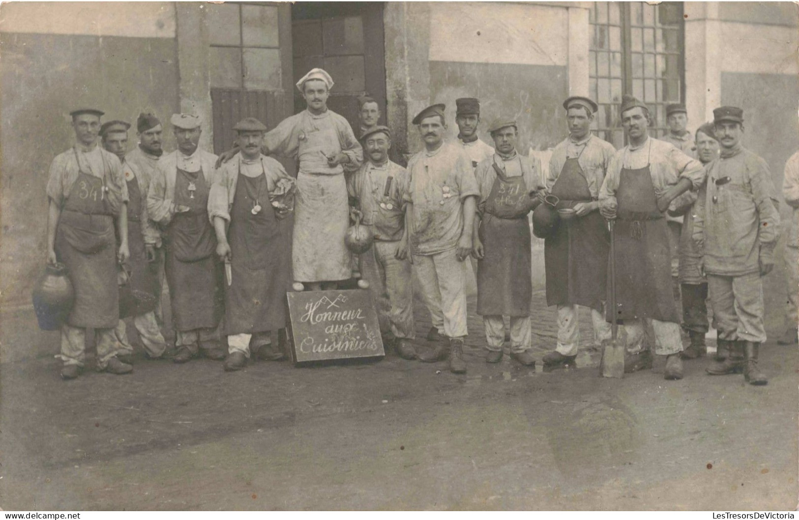 Carte Photo - Honneurs Aux Cuisiniers - Restauration - équipe De Cuisiniers - Animé - Carte Postale Ancienne - Hotel's & Restaurants