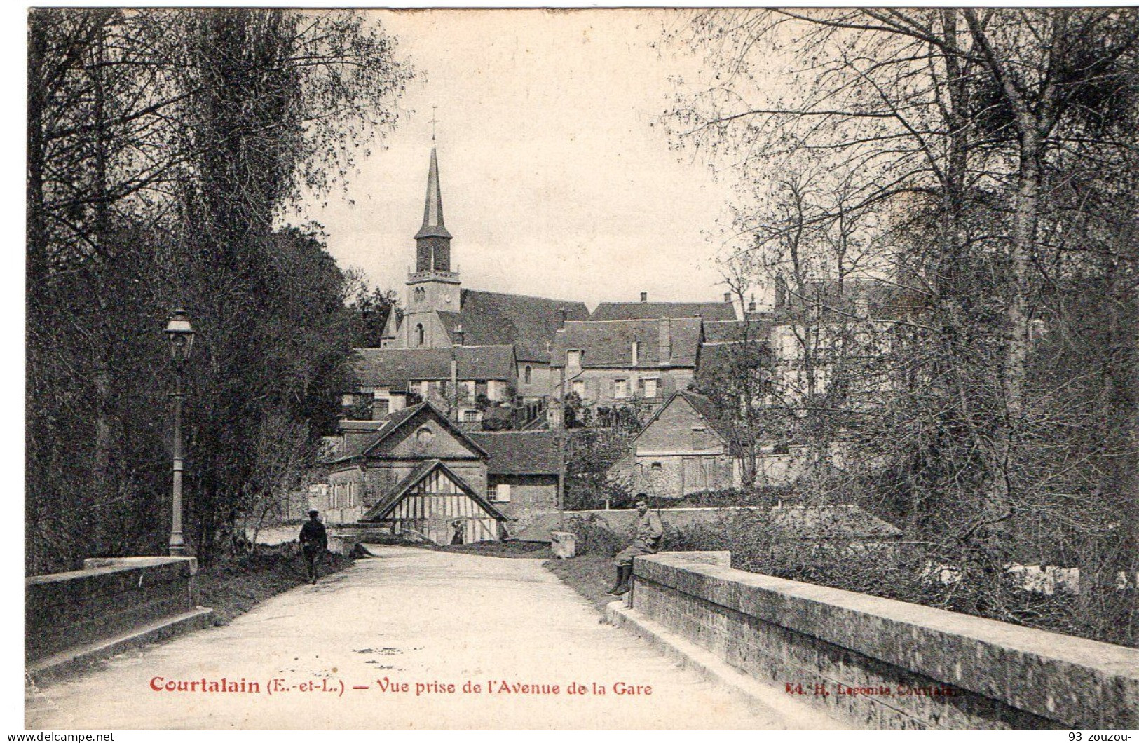 28 COURTALAIN - Vue Prise De L'avenue De La Gare. Animée.  Carte Vierge. - Courtalain