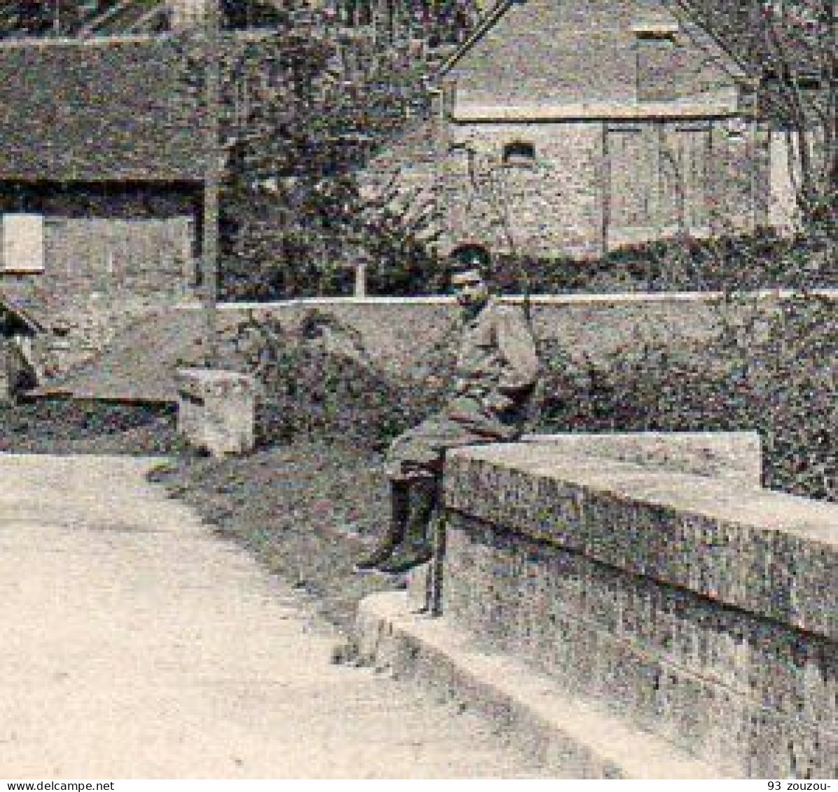 28 COURTALAIN - Vue Prise De L'avenue De La Gare. Animée.  Carte Vierge. - Courtalain