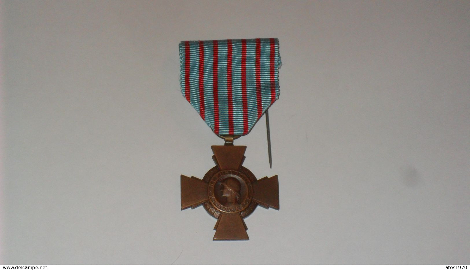 INSIGNE OU MEDAILLE ANCIENNE MILITAIRE A IDENTIFIER..DATE ?.. CROIX DU COMBATTANT REPUBLIQUE FRANCAISE - Andere & Zonder Classificatie