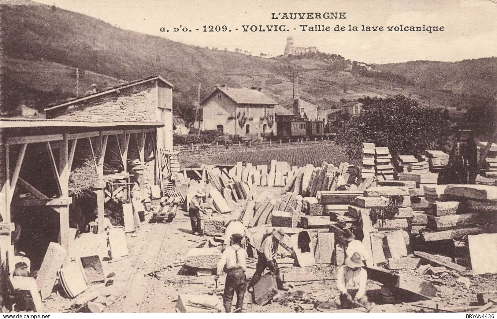 63 - VOLVIC - TAILLE DE LA LAVE VOLCANIQUE - CARTE - TRES BON ETAT - Aubiere