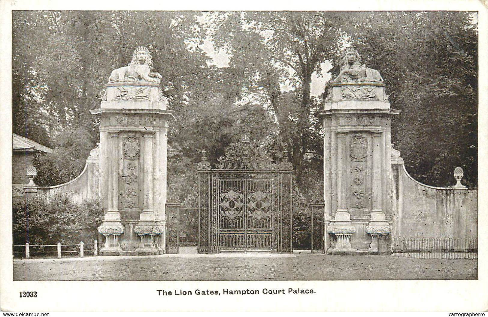 England London Hampton Court Palace The Lion Gates - Hampton Court