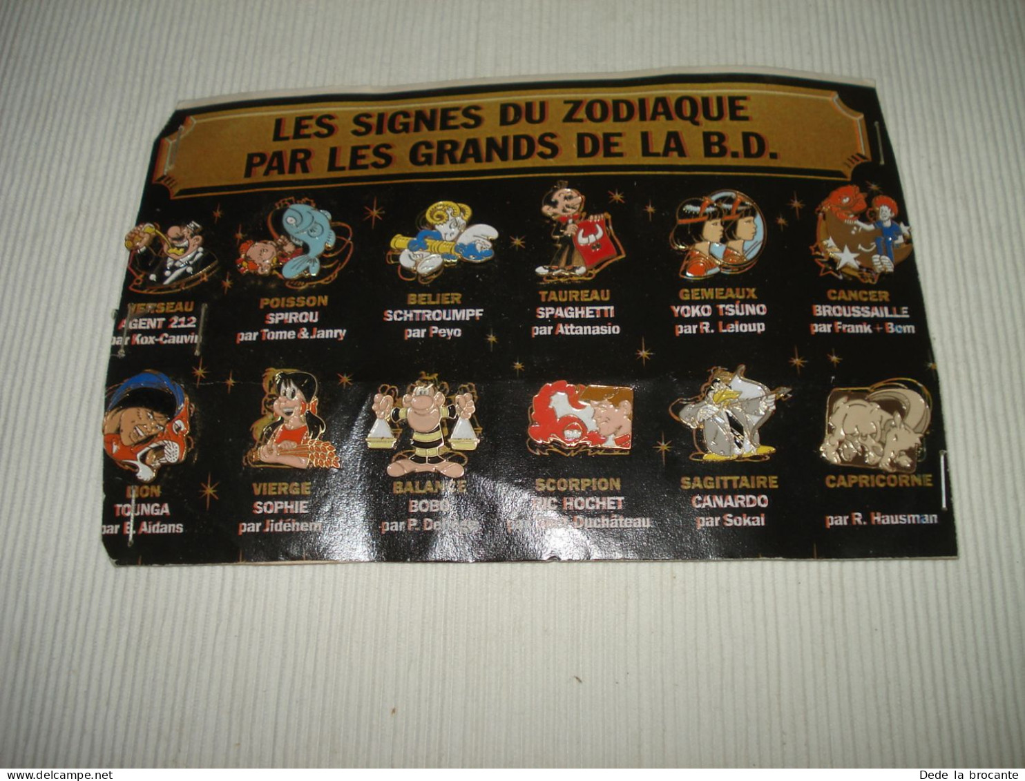 O8 / Rare Planche 12 Pin's " Les Signes Du Zodiaque Par Les Grands De La BD "  1992 - Pins