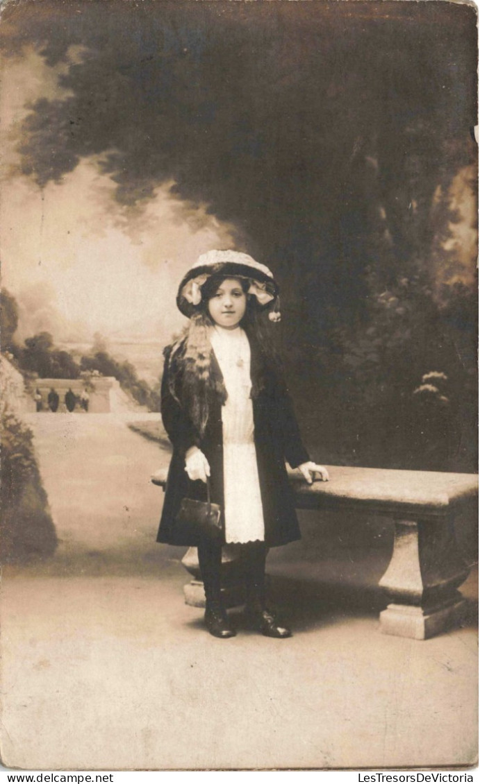 CPA - Photographie - Petite Fille Debout Près D'un Banc - Chapeau - Carte Postale Ancienne - Ritratti