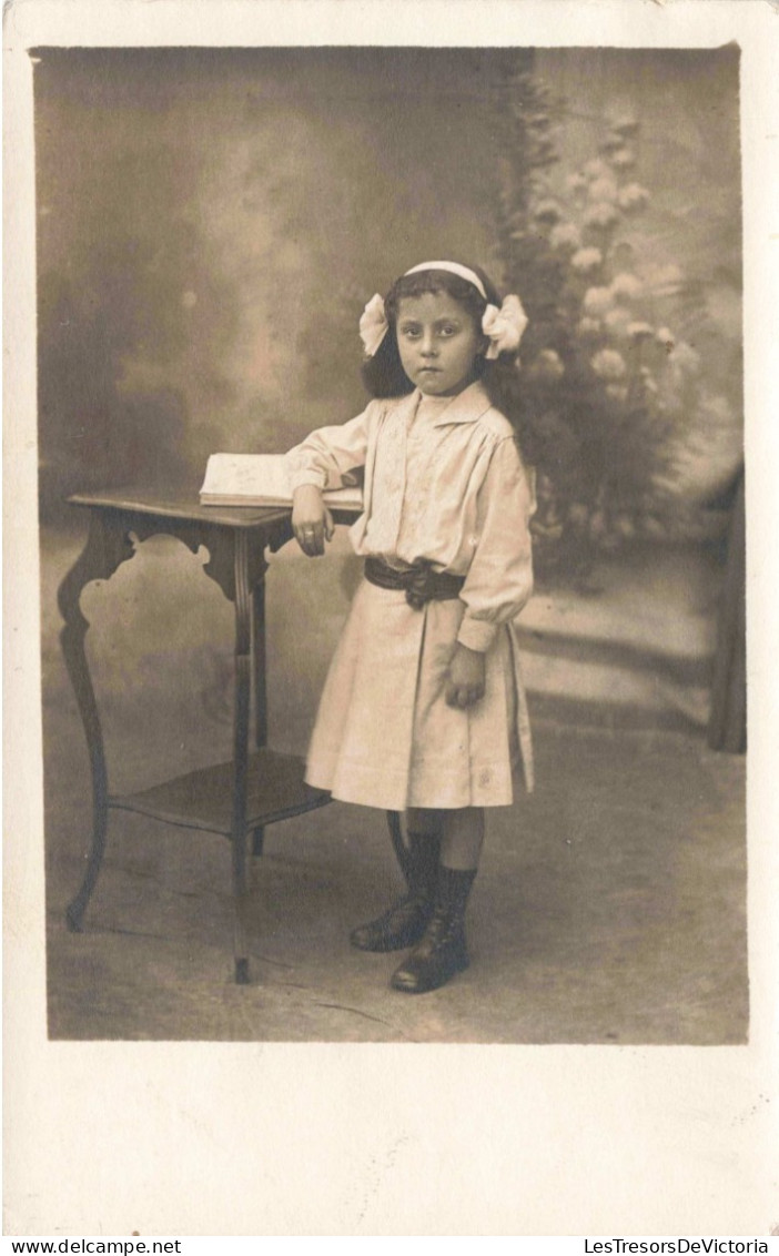 CPA - Photographie -Petite Fille Debout Près D'une Table - Carte Postale Ancienne - Ritratti