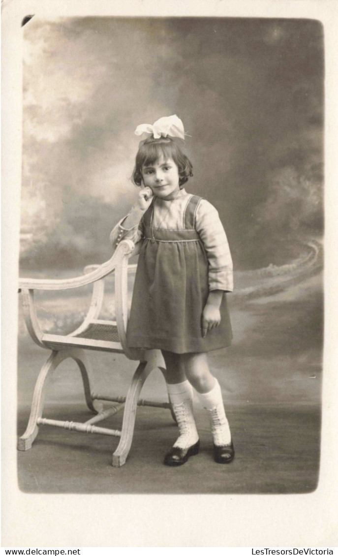 CPA - Photographie -Petite Fille Debout Près D'une Chaise - Carte Postale Ancienne - Ritratti