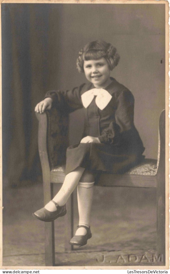 CPA - Photographie - Petite Fille Aux Cheveux Courts - J. ADAM - Carte Postale Ancienne - Portraits