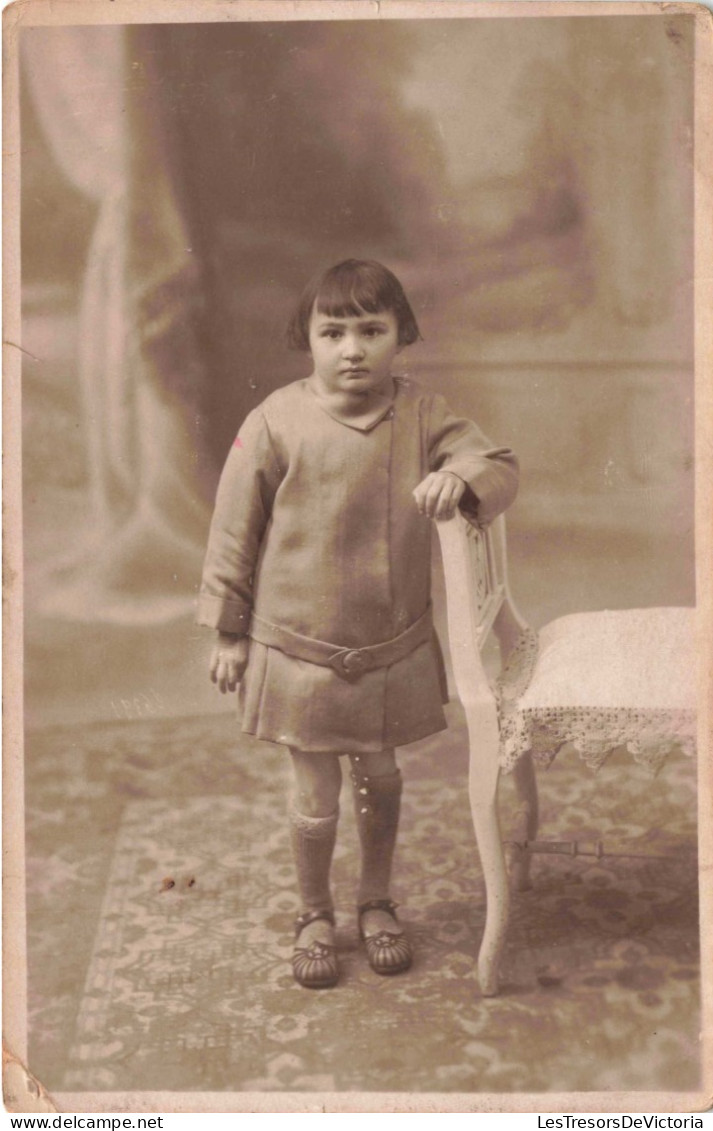 CPA - Portrait D'une Petite Fille - Chaise Ancienne - Carte Postale Ancienne - Ritratti