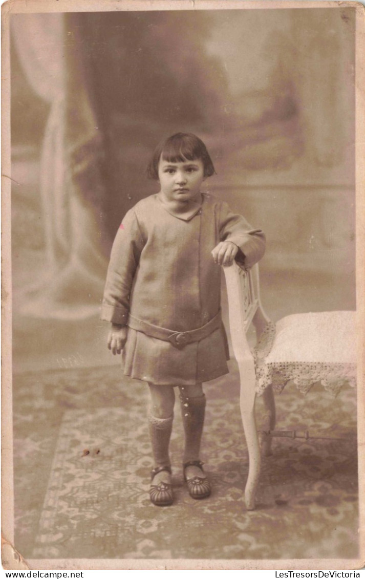 CPA - Portrait D'une Petite Fille - Chaise Ancienne - Carte Postale Ancienne - Portraits