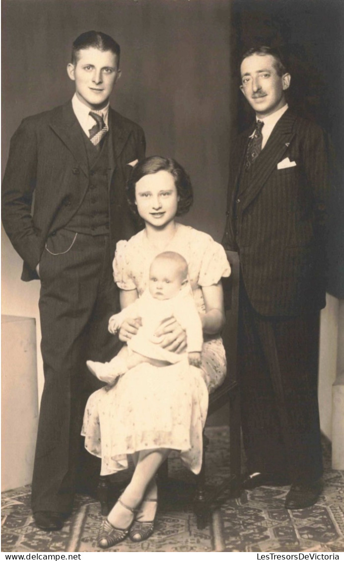 CPA - Portrait De Famille - Un Bébé Avec Ses Parents Et Son Grand-père - Carte Postale Ancienne - Gruppen Von Kindern Und Familien