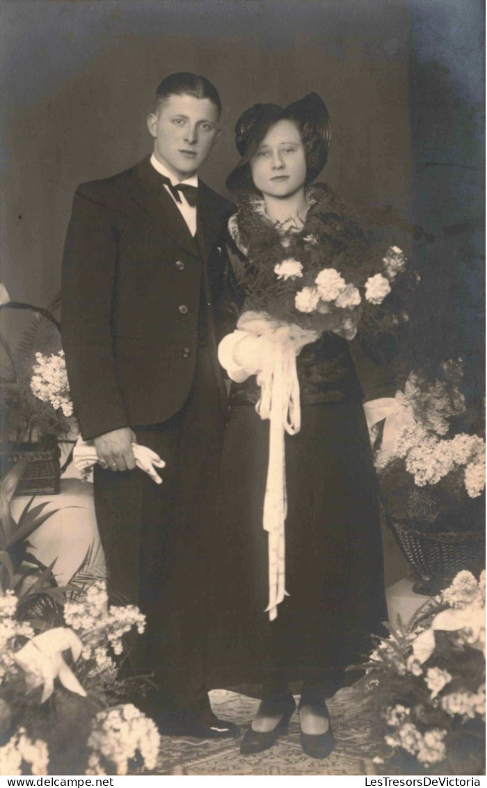 CPA - Portrait D'un Couple - Femme Tenant Un Bouquet De Fleurs - Paniers De Fleurs - Carte Postale Ancienne - Paare