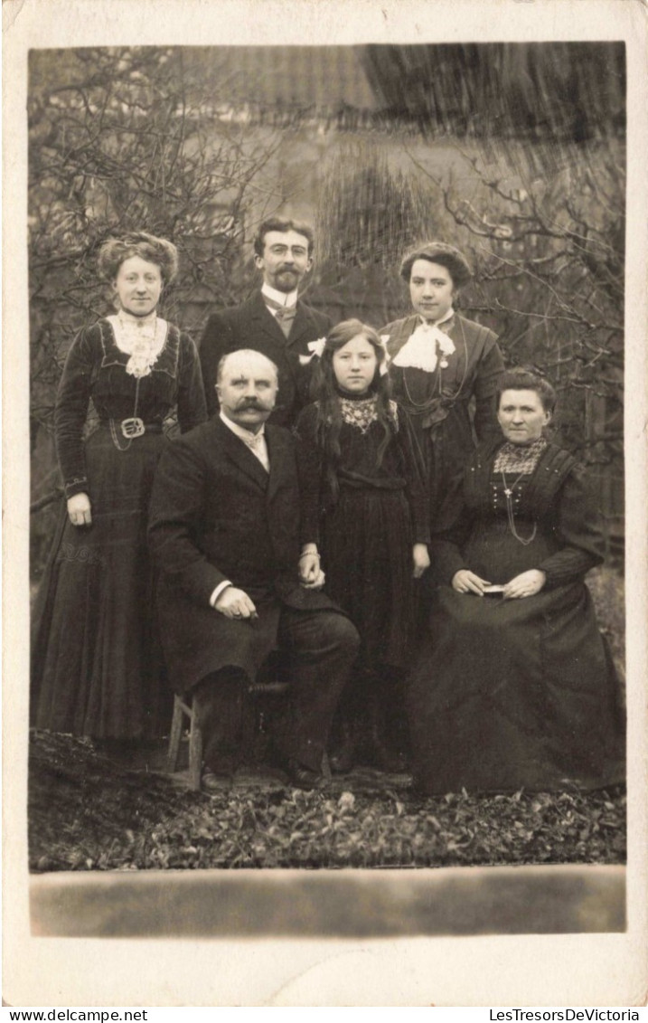 CPA - Portrait De Famille Dans La Cour - Carte Postale Ancienne - Grupo De Niños Y Familias