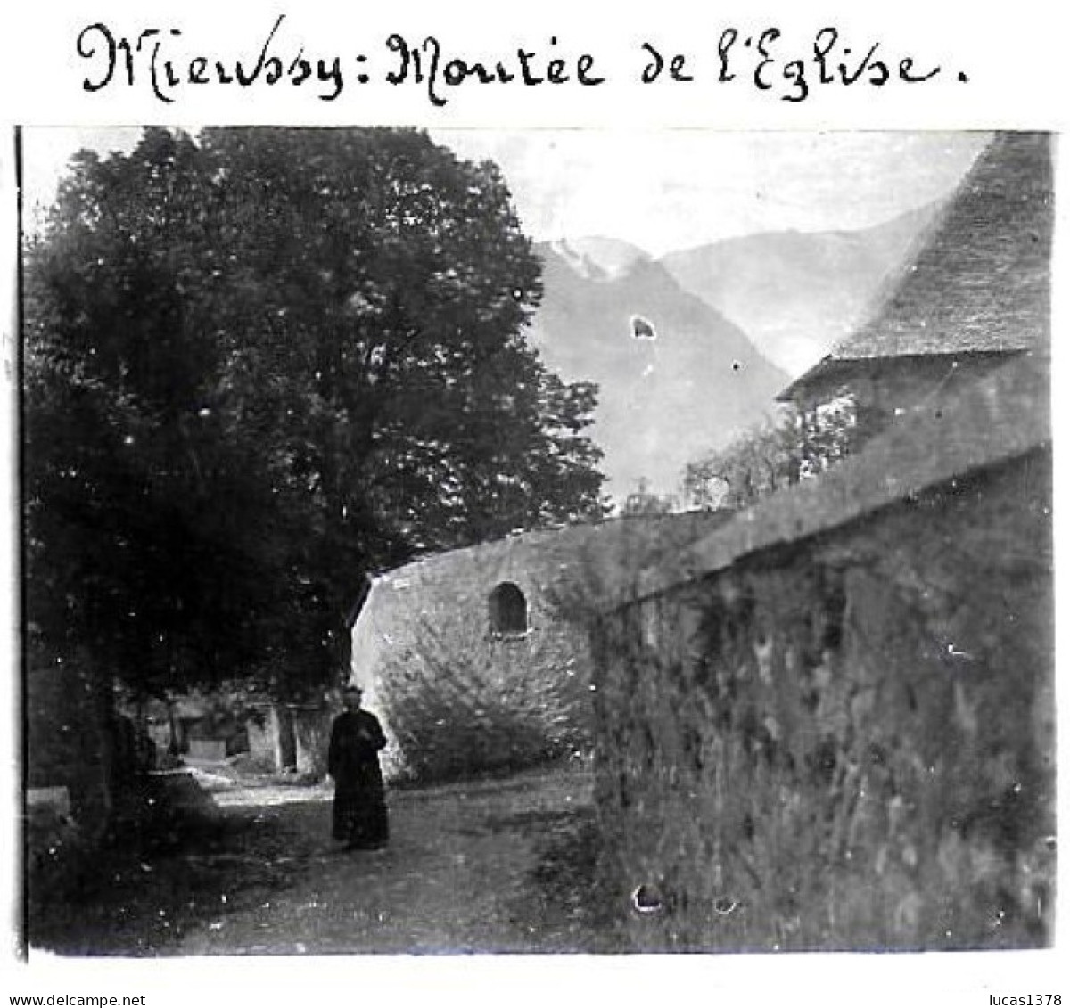 74 / MIEUSSY / MONTEE DE L EGLISE AVEC CURE / DEBUT 20 EME  / PLAQUE DE VERRE PHOTO STEREO / - Mieussy