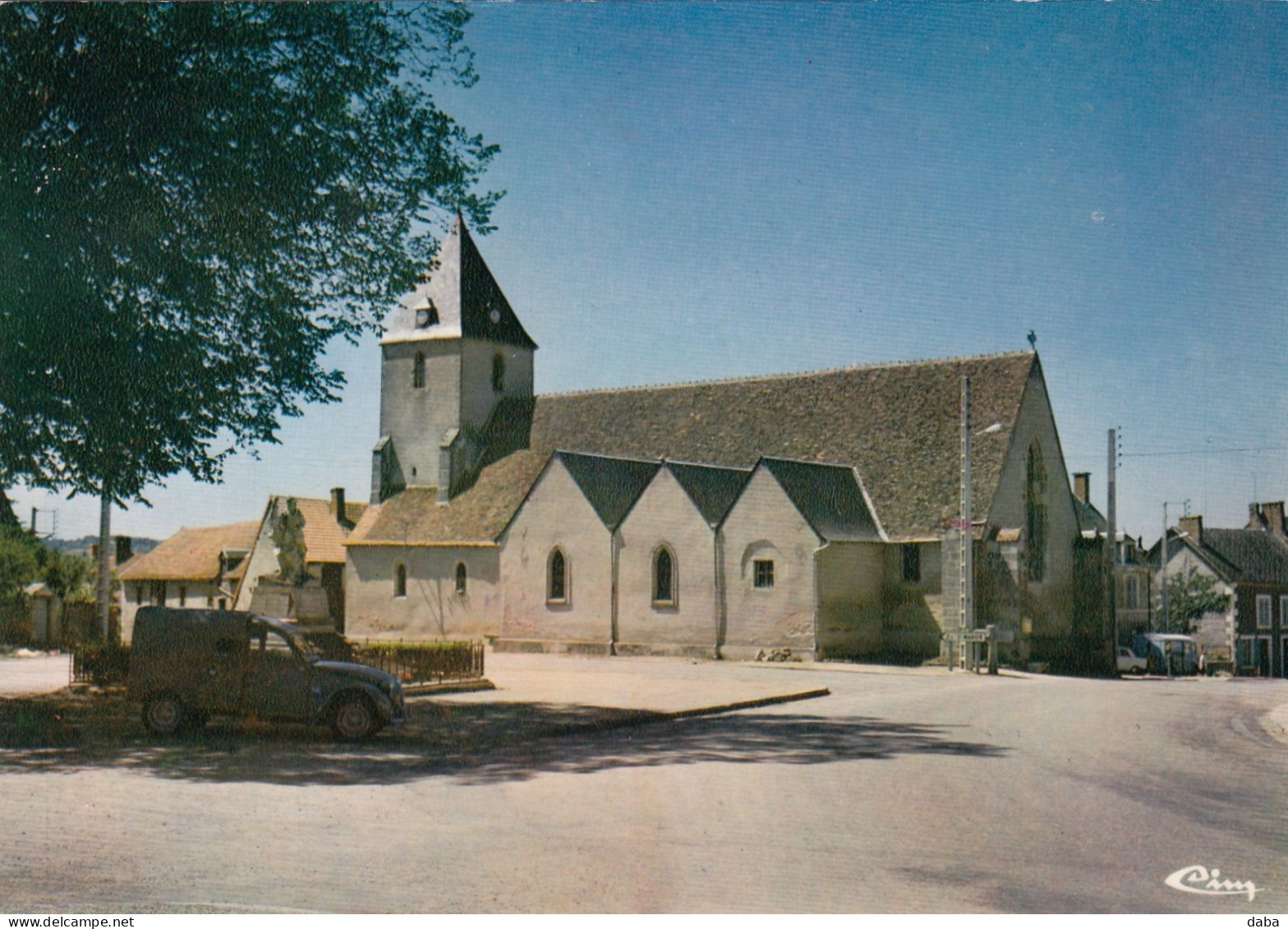 Préveranges.  L'Eglise.  ( 2 C V .Citroen ) - Préveranges